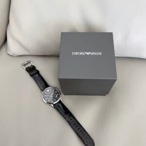 EMPORIO ARMANI
Armani Darth Vader leather strap watch

Three-eye unique design, leather belt style with natural charm
Multifunctional business quartz watch with large black dial

Collision with classic black inspiration, all-black style is cool and fashionable
Quartz movement is precise and light, a quality that cannot be ignored on the wrist

Model: AR2447
Dial: 43mm