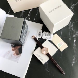 (Emporio Armani) leather strap, fashionable and casual women's watch, simple quartz women's watch AR1911 retro dial, neat hands and retro scale, elegant and vivid on the wrist. The "textured crown" is polished and engraved, with a lustrous, rounded crown and exquisite craftsmanship. "Leather strap" is a comfortable leather strap, breathable and soft, with more texture. The dial diameter is 32mm, the strap width is 14mm, mineral glass, 30m daily waterproof, and comes with a full set of packaging.