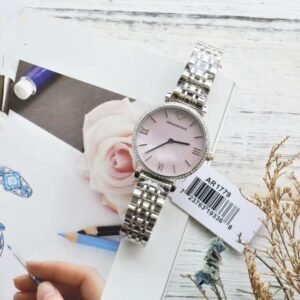 Original factory support
Batch 380 Armani women's watch AR1779 Light luxury and elegance Elegant and authentic Casual and versatile Unique diamond ring design Exquisite crown Fresh pink mother-of-pearl dial Bright embellishment Classic scale Chic white steel strap High-hard mineral crystal glass mirror 50 meters waterproof Imported quartz women's watch 32mm*7mm