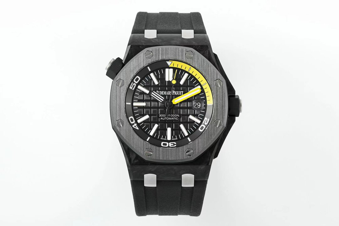 The biggest new product of the year, Audemars Piguet Royal Oak Offshore 15706AU
The classic octagonal shape, coupled with a sunny and dynamic temperament, and the classic black shape belong to the DIVER diving watch.
The case is made of forged carbon material. After many calcinations, Factory I finally found the carbon fiber material closest to the original quality among various carbon fibers. After two years of repeated calcination and polishing, the forged carbon texture and luster of the case can be said to have reached the highest level. It can be called the most perfect version and can surpass all other versions on the market.
The outer ring is made of ceramic grinding, so you don’t have to worry about scratches on the chamfers; the back cover is made of titanium, giving it a technological feel. The hands are frosted and charcoal black, contrasting with the forged carbon. The calendar magnifier has a light blue coating to reduce reflections.
The black dial is engraved with the "Méga Tasserie" oversized plaid decoration, with white gold fluorescent three-dimensional time scales and black Royal Oak hands (yellow minute hand). The black rotating inner bezel is equipped with a diving scale and a yellow 60 to 15 minute zone. It has a sporty temperament.
The watch carries the 3120 movement with precise timing. Take a closer look at the black slightly muscular dial with finely crafted high-grade dust-proof black tape. The one-piece cast case design enhances the waterproof function of this watch. The waterproof depth is up to 300 meters. It can be said to be one of the diving-specific watches in the distinguished sports series.