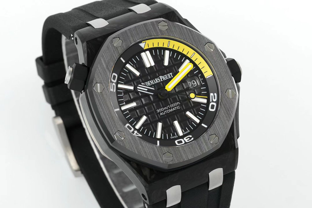 The biggest new product of the year, Audemars Piguet Royal Oak Offshore 15706AU
The classic octagonal shape, coupled with a sunny and dynamic temperament, and the classic black shape belong to the DIVER diving watch.
The case is made of forged carbon material. After many calcinations, Factory I finally found the carbon fiber material closest to the original quality among various carbon fibers. After two years of repeated calcination and polishing, the forged carbon texture and luster of the case can be said to have reached the highest level. It can be called the most perfect version and can surpass all other versions on the market.
The outer ring is made of ceramic grinding, so you don’t have to worry about scratches on the chamfers; the back cover is made of titanium, giving it a technological feel. The hands are frosted and charcoal black, contrasting with the forged carbon. The calendar magnifier has a light blue coating to reduce reflections.
The black dial is engraved with the "Méga Tasserie" oversized plaid decoration, with white gold fluorescent three-dimensional time scales and black Royal Oak hands (yellow minute hand). The black rotating inner bezel is equipped with a diving scale and a yellow 60 to 15 minute zone. It has a sporty temperament.
The watch carries the 3120 movement with precise timing. Take a closer look at the black slightly muscular dial with finely crafted high-grade dust-proof black tape. The one-piece cast case design enhances the waterproof function of this watch. The waterproof depth is up to 300 meters. It can be said to be one of the diving-specific watches in the distinguished sports series. - Image 2