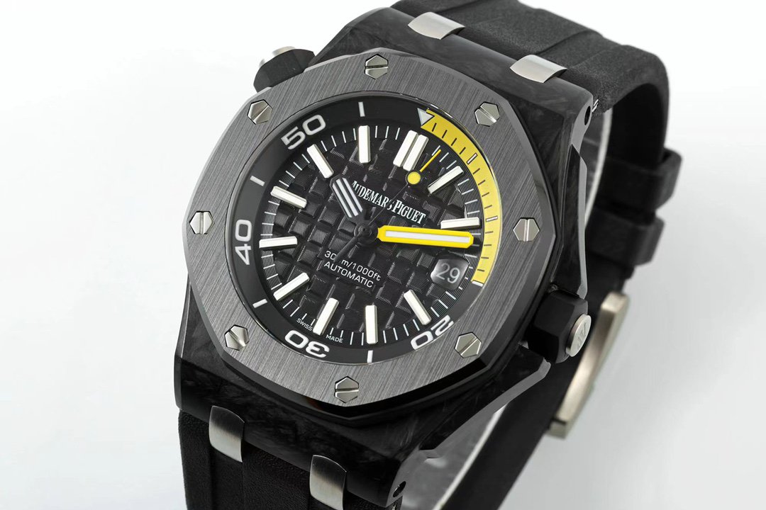 The biggest new product of the year, Audemars Piguet Royal Oak Offshore 15706AU
The classic octagonal shape, coupled with a sunny and dynamic temperament, and the classic black shape belong to the DIVER diving watch.
The case is made of forged carbon material. After many calcinations, Factory I finally found the carbon fiber material closest to the original quality among various carbon fibers. After two years of repeated calcination and polishing, the forged carbon texture and luster of the case can be said to have reached the highest level. It can be called the most perfect version and can surpass all other versions on the market.
The outer ring is made of ceramic grinding, so you don’t have to worry about scratches on the chamfers; the back cover is made of titanium, giving it a technological feel. The hands are frosted and charcoal black, contrasting with the forged carbon. The calendar magnifier has a light blue coating to reduce reflections.
The black dial is engraved with the "Méga Tasserie" oversized plaid decoration, with white gold fluorescent three-dimensional time scales and black Royal Oak hands (yellow minute hand). The black rotating inner bezel is equipped with a diving scale and a yellow 60 to 15 minute zone. It has a sporty temperament.
The watch carries the 3120 movement with precise timing. Take a closer look at the black slightly muscular dial with finely crafted high-grade dust-proof black tape. The one-piece cast case design enhances the waterproof function of this watch. The waterproof depth is up to 300 meters. It can be said to be one of the diving-specific watches in the distinguished sports series. - Image 3
