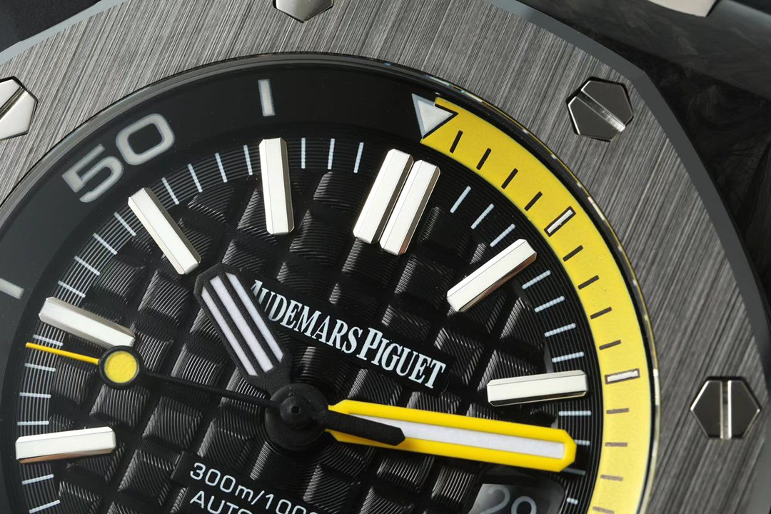 The biggest new product of the year, Audemars Piguet Royal Oak Offshore 15706AU
The classic octagonal shape, coupled with a sunny and dynamic temperament, and the classic black shape belong to the DIVER diving watch.
The case is made of forged carbon material. After many calcinations, Factory I finally found the carbon fiber material closest to the original quality among various carbon fibers. After two years of repeated calcination and polishing, the forged carbon texture and luster of the case can be said to have reached the highest level. It can be called the most perfect version and can surpass all other versions on the market.
The outer ring is made of ceramic grinding, so you don’t have to worry about scratches on the chamfers; the back cover is made of titanium, giving it a technological feel. The hands are frosted and charcoal black, contrasting with the forged carbon. The calendar magnifier has a light blue coating to reduce reflections.
The black dial is engraved with the "Méga Tasserie" oversized plaid decoration, with white gold fluorescent three-dimensional time scales and black Royal Oak hands (yellow minute hand). The black rotating inner bezel is equipped with a diving scale and a yellow 60 to 15 minute zone. It has a sporty temperament.
The watch carries the 3120 movement with precise timing. Take a closer look at the black slightly muscular dial with finely crafted high-grade dust-proof black tape. The one-piece cast case design enhances the waterproof function of this watch. The waterproof depth is up to 300 meters. It can be said to be one of the diving-specific watches in the distinguished sports series. - Image 4