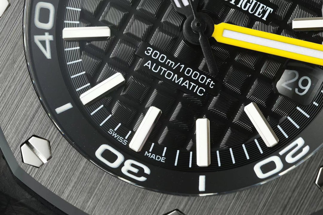 The biggest new product of the year, Audemars Piguet Royal Oak Offshore 15706AU
The classic octagonal shape, coupled with a sunny and dynamic temperament, and the classic black shape belong to the DIVER diving watch.
The case is made of forged carbon material. After many calcinations, Factory I finally found the carbon fiber material closest to the original quality among various carbon fibers. After two years of repeated calcination and polishing, the forged carbon texture and luster of the case can be said to have reached the highest level. It can be called the most perfect version and can surpass all other versions on the market.
The outer ring is made of ceramic grinding, so you don’t have to worry about scratches on the chamfers; the back cover is made of titanium, giving it a technological feel. The hands are frosted and charcoal black, contrasting with the forged carbon. The calendar magnifier has a light blue coating to reduce reflections.
The black dial is engraved with the "Méga Tasserie" oversized plaid decoration, with white gold fluorescent three-dimensional time scales and black Royal Oak hands (yellow minute hand). The black rotating inner bezel is equipped with a diving scale and a yellow 60 to 15 minute zone. It has a sporty temperament.
The watch carries the 3120 movement with precise timing. Take a closer look at the black slightly muscular dial with finely crafted high-grade dust-proof black tape. The one-piece cast case design enhances the waterproof function of this watch. The waterproof depth is up to 300 meters. It can be said to be one of the diving-specific watches in the distinguished sports series. - Image 5