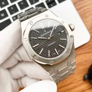 Gold +20
A Royal Oak performs with strength and defends the title of "Steel" King! After disassembling the mold, the size is the same as 41 mm! Every detail of the watch case is perfectly restored, showing the masculine temperament of "clear edges, perseverance and courage". The workmanship of the steel strap is impeccable, and is a step above any steel strap watch on the market. The tightness of the "buffer belt" connecting the steel strap head and the watch head is exactly the same. Changed to CAL.4302. It is more stable, better and more real. The "biscuit texture" of the dial is three-dimensional and full, the glass is wear-resistant and scratch-resistant, and it is full of energy. The experience is exquisite and the feeling is different! Factory quality! Welcome to reprint!