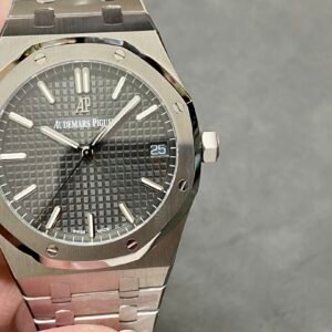 BF Audemars Piguet Royal Oak 15500 - is the pinnacle of steel watches currently on the market - a powerful interpretation to defend the "steel" king! [6 subtleties] 1. Disassemble the mold, the size is 41x10.4 mm and the same! 2. Perfectly restore every detail of the watch case, showing the masculine temperament of "clear edges, perseverance and courage". 3. The workmanship of the steel band is impeccable, and is better than any steel band watch on the market. The tightness of the "buffer belt" connecting the steel band head and the watch head is exactly the same. 4. The automatic rotor pays homage to the original. It is the only version on the market that has the same color as the original (general versions on the market are reddish) and the A emblem is uniquely carved on it. 5. Break the concept of plywood and use the 9015 movement to change the Audemars Piguet cal.4302 all-in-one machine! More stable, better and more real. 6. The "biscuit texture" of the dial is three-dimensional and full, full of energy! It is by no means an ordinary small factory that is in despair. Experience the wonderful experience and feel the difference! Produced by bf, it must be a high-quality product!