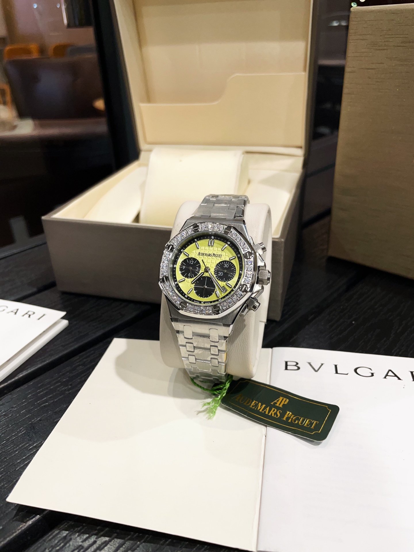 Hard goodsππ»ππ»ππ»
Internet celebrity AP Audemars Piguet Royal Oak series, almost everyone has a copy of it! Stainless steel case with diamonds and octagonal diamond shell edge design. Imported Japanese multi-kinetic quartz movement. Stable strap with chronograph function. Versatile size 37mm. Can be worn by any women's hand. Original molded stainless steel strap with original buckle. - Image 2