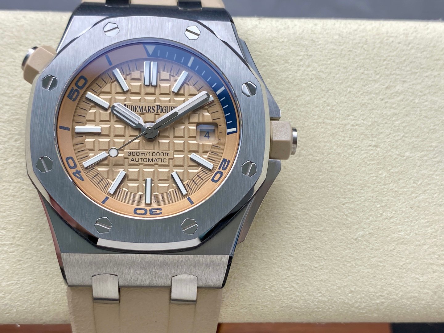 BF Audemars Piguet Royal Oak series 15710-15703 three-needle transparent bottom, dense bottom.
Upgraded version Feedback: The movement splint is upgraded, the details are more delicate, and the font clarity is optimized. The top plate follows the unique gold color of the new version. More impeccable.