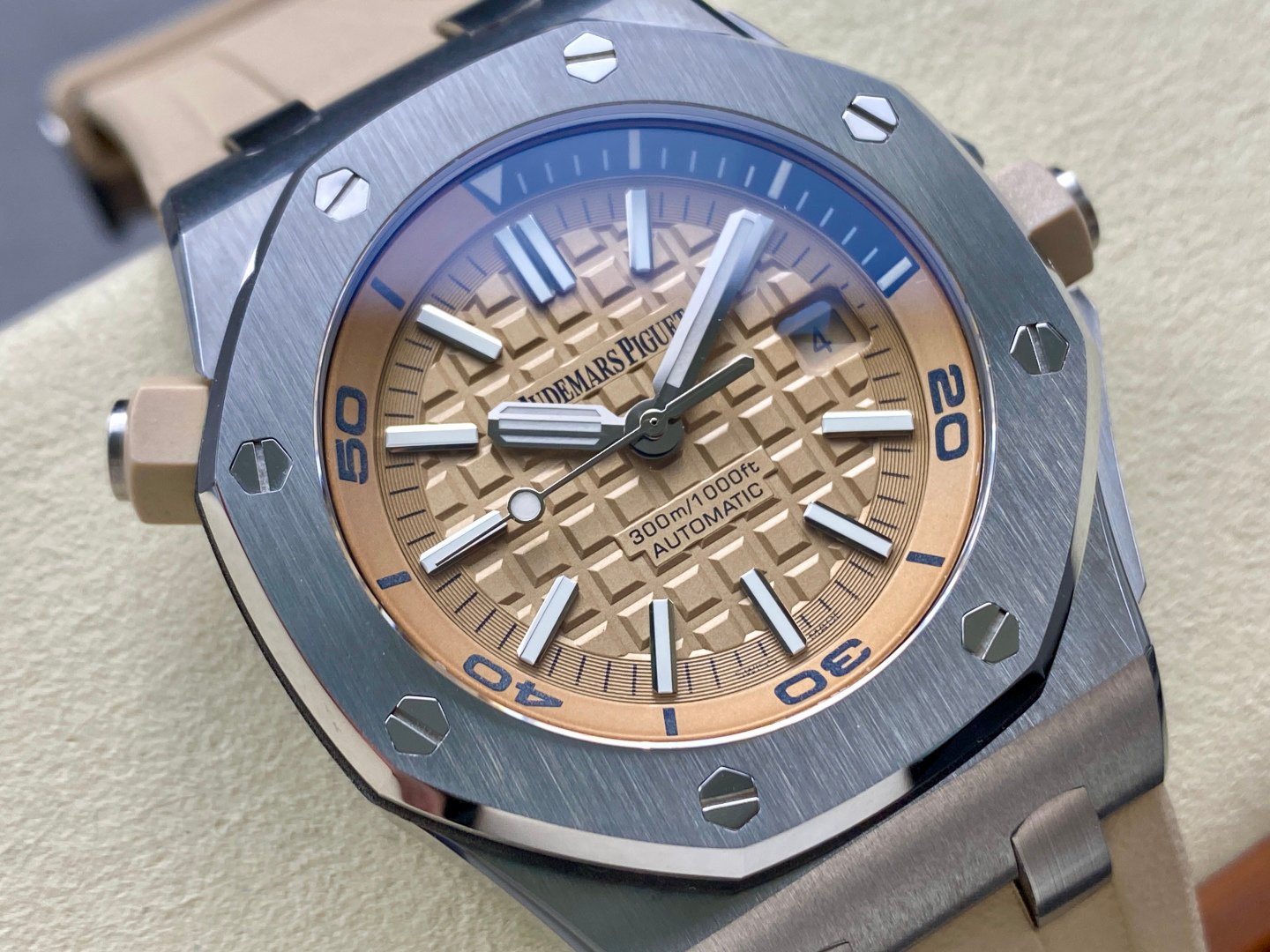 BF Audemars Piguet Royal Oak series 15710-15703 three-needle transparent bottom, dense bottom.
Upgraded version Feedback: The movement splint is upgraded, the details are more delicate, and the font clarity is optimized. The top plate follows the unique gold color of the new version. More impeccable. - Image 2