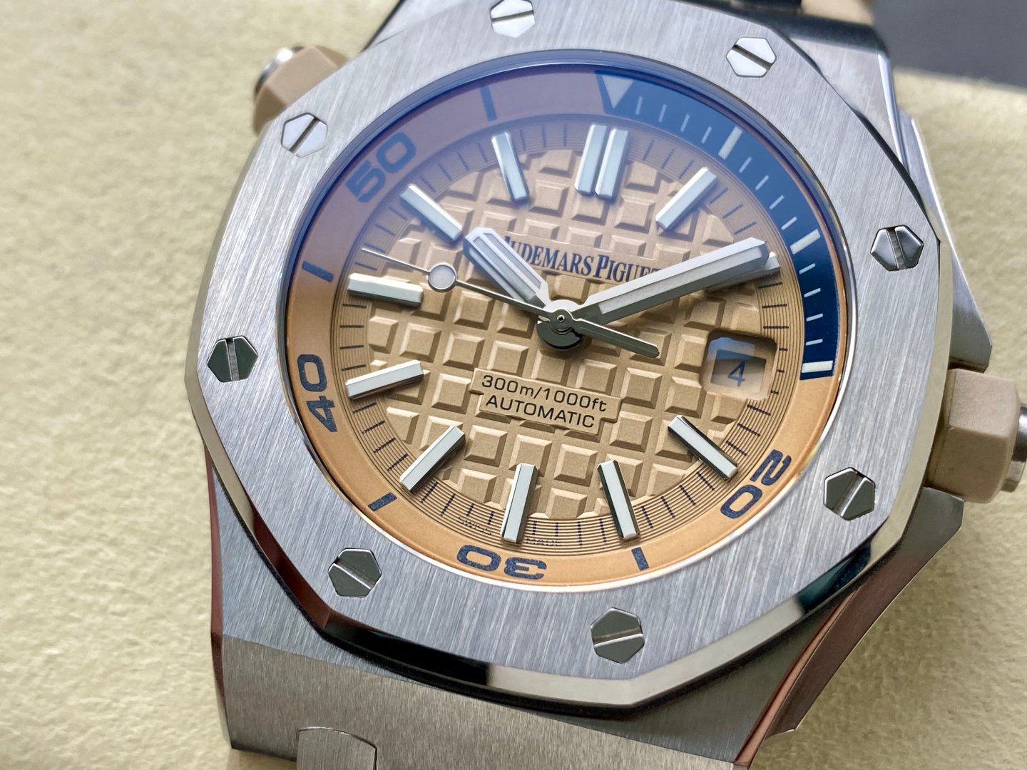 BF Audemars Piguet Royal Oak series 15710-15703 three-needle transparent bottom, dense bottom.
Upgraded version Feedback: The movement splint is upgraded, the details are more delicate, and the font clarity is optimized. The top plate follows the unique gold color of the new version. More impeccable. - Image 3