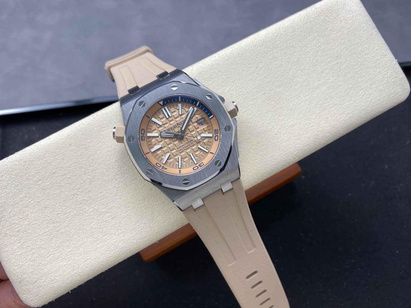 BF Audemars Piguet Royal Oak series 15710-15703 three-needle transparent bottom, dense bottom.
Upgraded version Feedback: The movement splint is upgraded, the details are more delicate, and the font clarity is optimized. The top plate follows the unique gold color of the new version. More impeccable. - Image 4