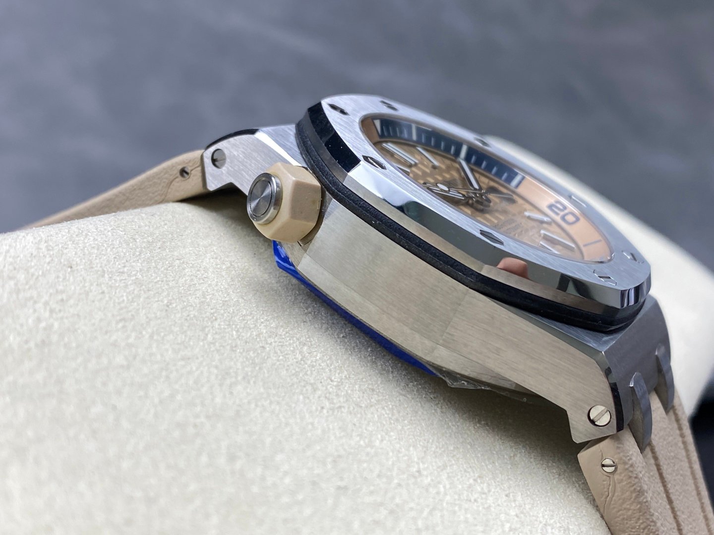 BF Audemars Piguet Royal Oak series 15710-15703 three-needle transparent bottom, dense bottom.
Upgraded version Feedback: The movement splint is upgraded, the details are more delicate, and the font clarity is optimized. The top plate follows the unique gold color of the new version. More impeccable. - Image 5