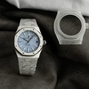 Audemars Piguet Royal Oak frost gold version women's model 37 size 15454 series 3120 (frost gold customized version) is not available in large quantities. The most important strap of the steel band watch is the original strap mold, so that the strap has a delicate brushed pattern and will not sharply cut the hand. The thickness and joints of the strap are consistent with the original, and the details are meticulous. The head of the strap is connected to the watch head with a consistent movable buffer design, making it closer to the wrist and more comfortable to wear. , the switch design and texture of the buckle are consistent with the carving process of the buckle. The original workmanship and color details are restored and put together without flaws. The movement is the soul of the entire watch and the focus of distinguishing authenticity. It perfectly replicates the original 3120 movement and has accurate travel time. The central axis of the detailed pointer is a solid central axis, which is consistent with the original. The pointer is polished so that the pointer has no burrs.
The sapphire mirror glass adopts double-sided high-transparency treatment to make it clearer, a work of ingenuity and perfect restoration.