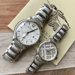 Batch  pieces. Originated from the classic British luxury brand, BURBERRY quartz watch, BU10004BU10108, classic retro three-dimensional hidden flower dial, two and a half needles for men, three needles for women, ultra-thin design, round feel, double-press butterfly buckle, watch diameter ~ 42mm for men and 32mm for women, with packaging, first-hand price!