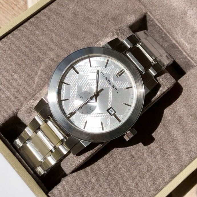 Batch . Classic British luxury brand, quartz men's watch, bu9900, a royal brand. The timeless classic style permeates the dial, which is both elegant and beautiful. Original Swiss movement, sapphire glass mirror, 316l stainless steel strap, unique two-and-a-half-pin design, watch diameter ~44mm, elegant and high-end, comes with a full set of packaging!
