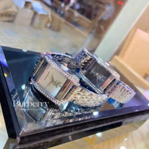 New model exclusive sale💖Burberry British style. It is a good "business card" that shows a lady's taste. Wearing a watch that suits you is an important social match. Burberry watches can not only increase the fashion charm and temperament of that person, the stainless steel strap with butterfly buckle highlights the quality of life, and the imported quartz movement is original. I believe fashionable women will not miss it. You deserve it. Size 25mm