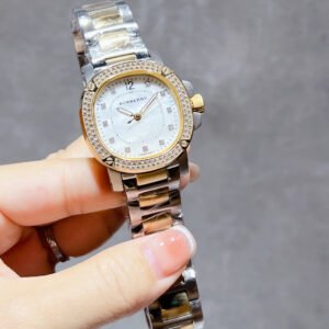 🔥🔥🔥【Produced by Shimeimei Famous Watch Wholesaler】SF Free Shipping✈️With Packaging📦
Burberry's new The Britain British fashion series women's watch, with its unique rounded octagonal shape and distinctive bolt design, perfectly interprets the charm of Burberry watches. Screw-type bottom cover, size 34MM
