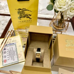 p (same packaging as picture➕💰)
💕Burberry’s classic women’s watch is back in stock 🔥The watch body is made of fine steel, imported Swiss quartz movement, sapphire mirror, and mold opening 🥳The details are consistent 🌟Every detail demonstrates Burberry’s unique luxury craftsmanship. It’s super beautiful to use, and can be easily held in various matching styles. It’s a noble style when you raise your hands and raise your head! Size: 33mm available in store🔥