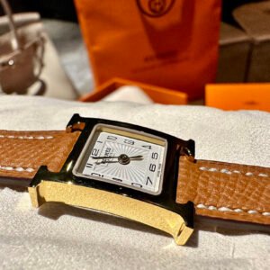 Gold-plated stainless steel watch, 17mm dial, Swiss quartz movement, white dial, natural color hand-detachable original Hermès leather strap, three-dimensional embossed Hermès exclusive totem on the bottom cover, stainless steel pin buckle.