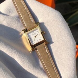 Hermès sharing | Hermès watch h hour 17 mini size
One card, one code, 18K gold-plated craftsmanship with national inspection certificate!
Buy with your eyes closed, you will never regret this series!

3 colors:
black gold ep leather
golden brown ep leather
elephant gray swift leather

17 is very refined, simple yet elegant.
There are many items for daily wear that are timeless and versatile.
This kind of small dial is relatively compact and good-looking. Personally, I think Hermès watches are better distributed. If you don’t want to buy a bag, you can still buy them. They are quite classic.