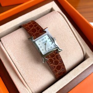 【✅High quality】
Batch 💰Small size 1700. The Hermès "HEURE H" series, the most classic H-shaped case, with white natural mother-of-pearl dials, is purely hand-polished. It really has no resistance to this kind of square dial watch. Dial size: large size 26*26mm, small size 21*21mm. The 316 stainless steel case is polished into an "H" shape, with smooth lines and elegance. Full sense of design, highlighting temperament, and 100% intellectuality. The bottom cover is hand-engraved with a badge by a famous craftsman. Non-market laser engraving. Anti-dazzle sapphire mirror. The mirror inlay is extremely complex, and the production scrap rate is extremely high. Swiss imported quartz movement, with a light gray transfer sun design in the center, and 11 real diamonds, representing a lifetime of ❤. The original American crocodile leather strap, accessories, movement and craftsmanship took two years of hard work. Professional watch players can appreciate it from the details! What are the differences between the top version and the market product? Why are the prices so different? This problem is very simple. From the cost of finely polished accessories to the movement, omitting any link will save costs that you can't think of. Take the movement as an example, some cost 10-20 yuan, some cost hundreds, and some cost thousands. We all use imported Swiss quartz movements, and most of the imitation watches on the market only have external controls, so from a perspective, choosing a domestic movement is enough to fool people in appearance. This is the invisible place. Down to the little details! Each of our accessories has an accurate number, so the factory code corresponding to the bottom cover is also listed in the table! Besides, the real diamonds we use are not fake! The Hermès series of watches was first born in 1837. Hermès has always been characterized by exquisite craftsmanship and aristocratic design style. Its design concept follows conservative nobility from the overall to the details. Whisper: I love you every minute and every second.
🌟WeChat: WUX658