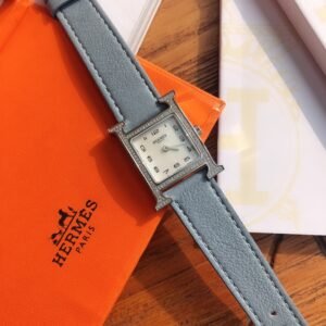 [Original order quality]  (with full set of packaging box)
HEURE H series, the most classic H-shaped dial, is hand-polished with natural mother-of-pearl. It really has no resistance to this kind of square dial watch. Dial size 21*21. 316 stainless steel case with polished "H" shape, smooth lines, elegant design, outstanding temperament, 100% intellectuality, hand-engraved badge by famous craftsman on the bottom cover, non-market laser engraving, anti-vertigo sapphire mirror, mirror inlay is extremely complex, production scrap rate is extremely high, Swiss imported quartz movement, 112 crystal diamonds, at the request of some high-end customers, the strap is made of Singaporean high-gloss mud crocodile belly leather Using Italian water-dyeing technology, this high-gloss leather cannot be produced in China. The accessories, movement and craftsmanship took two years of hard work. Professional watch players can appreciate it from the details! What are the differences between the top version and the market product? Why are the prices so different? This problem is very simple. From the cost of finely polished accessories to the movement, omitting any link will save costs that you can't think of. Take the movement as an example, some cost 10-20 yuan, some cost hundreds, and some cost thousands. We all use imported Swiss quartz movements, and most of the imitation watches on the market only have external controls, so from a perspective, choosing a domestic movement is enough to fool people in appearance. This is the invisible place. Down to the little details! Each of our accessories has an accurate number, so the factory code corresponding to the bottom cover is also listed in the table! Besides, the real diamonds we use are not fake! This series of watches was first born in 1837. It has always been characterized by exquisite craftsmanship and aristocratic design style. Its design concept follows conservative nobility from the overall to the details. Whisper: I love you every minute and every second.