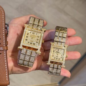 【✅High Quality】
💰 Half-diamond watch strap 900. One watch comes with a set of watch straps (random color)
❤️Luxury choice Hermès super beautiful baby's star women's watch
In the intertwining of fashion and quality, Hermès has always led the trend with its unique charm. Today, we present to you an exciting Hermès super-perfect Gypsophila watch for women.
Hermès "HEURE H" series, the most classic H-shaped case, is hand-polished and full of stars. It really has no resistance to this kind of square dial watch. The 316 stainless steel case is meticulously polished into an "H" shape, with smooth lines and elegance. Full sense of design, highlighting temperament, and 100% intellectuality. The bottom cover is hand-engraved with a badge by a famous craftsman, and is not an ordinary laser engraving. Hermès has always been characterized by exquisite craftsmanship and aristocratic design style. Its design concept follows conservative nobility from the overall to the details.
🌟WeChat: WUX658
