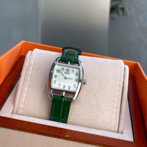 Hermes Heure H series watch. The eye-catching barrel case design not only echoes the brand, but is also unique and has a strong sense of shape; it is made of 316 stainless steel, the dial is marked with Arabic numerals, and it has an imported quartz movement. The decoration of this watch adds elegance to the whole body and shows the unique charm of women. Size 26mm*33mm