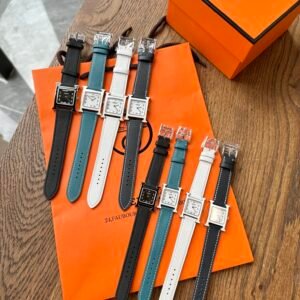 Hermès Little H Enamel Series has not been discounted on the counter for so many years, and it is impossible to simply match the same color. The company channel we tracked also failed to send it to the brand in time due to 😷 reasons. The detention can only cause internal consumption. What we can get is very little. Genuine Swiss original ETA quartz movement 316 stainless steel The large size is 26m×26m, the small size is 21m×21m, and the texture is attractive! Comes with a full set of original packaging, a must-have for giving away for personal use!