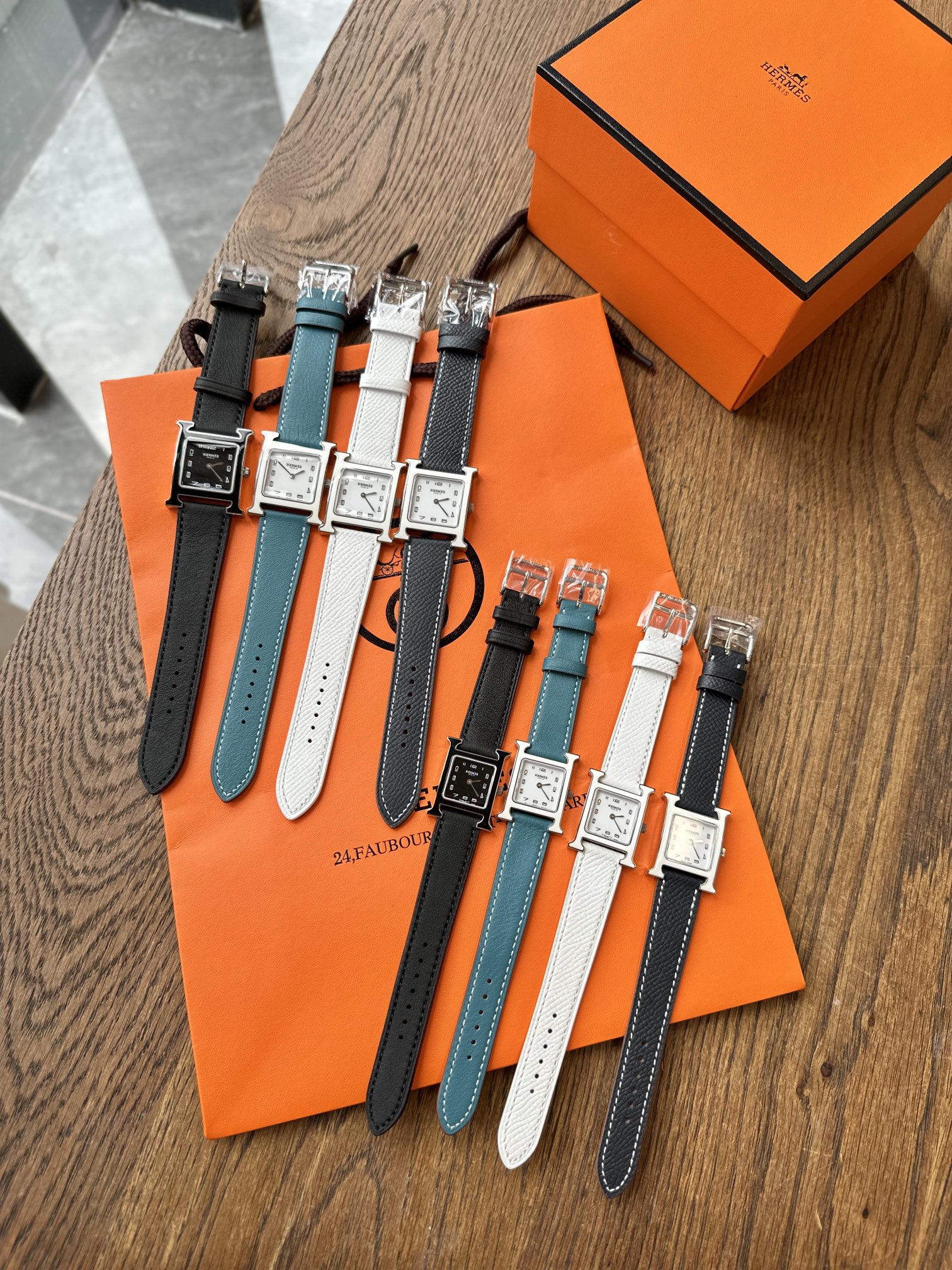 Hermès Little H Enamel Series has not been discounted on the counter for so many years, and it is impossible to simply match the same color. The company channel we tracked also failed to send it to the brand in time due to 😷 reasons. The detention can only cause internal consumption. What we can get is very little. Genuine Swiss original ETA quartz movement 316 stainless steel The large size is 26m×26m, the small size is 21m×21m, and the texture is attractive! Comes with a full set of original packaging, a must-have for giving away for personal use!