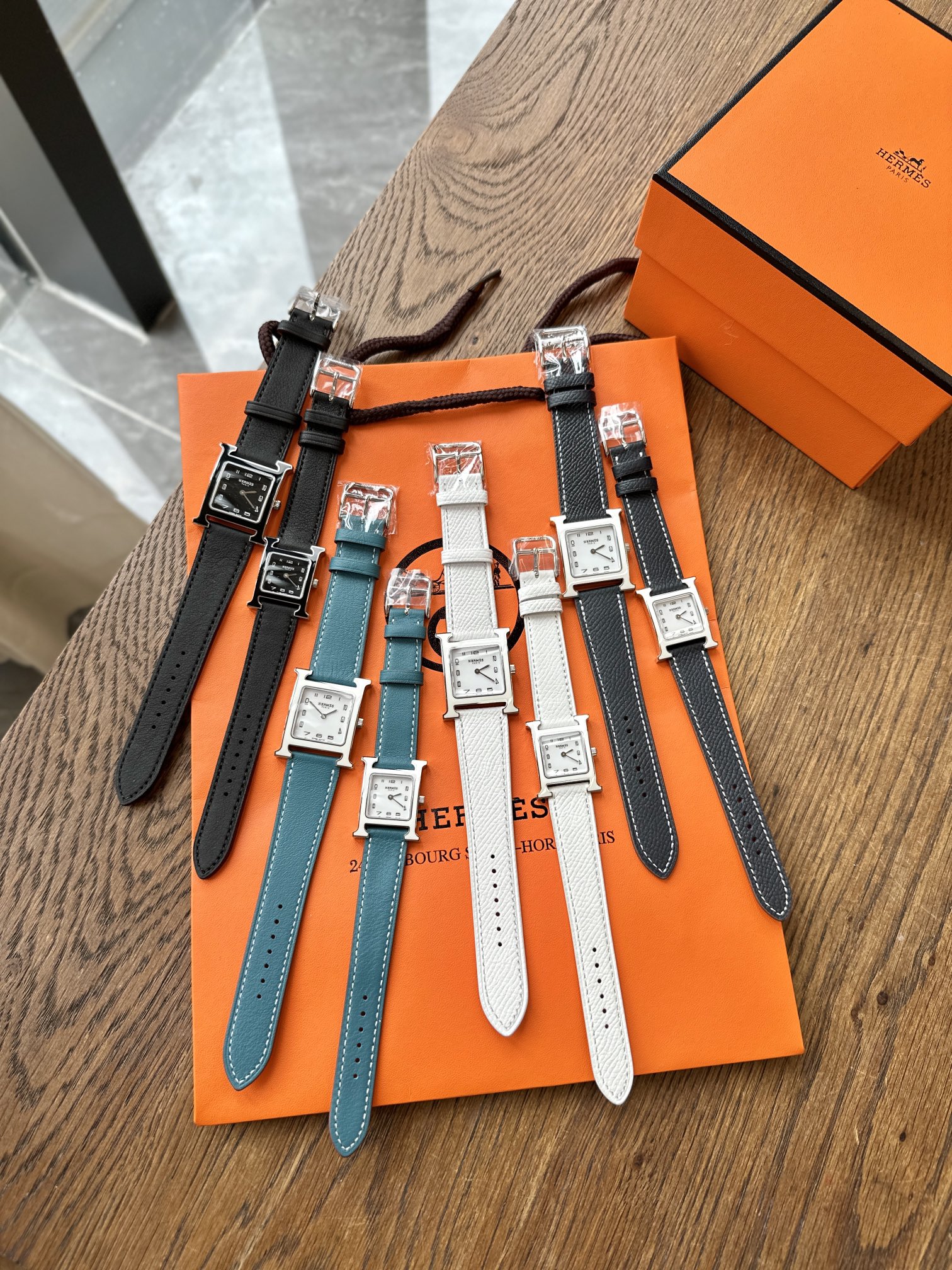 Hermès Little H Enamel Series has not been discounted on the counter for so many years, and it is impossible to simply match the same color. The company channel we tracked also failed to send it to the brand in time due to 😷 reasons. The detention can only cause internal consumption. What we can get is very little. Genuine Swiss original ETA quartz movement 316 stainless steel The large size is 26m×26m, the small size is 21m×21m, and the texture is attractive! Comes with a full set of original packaging, a must-have for giving away for personal use! - Image 2