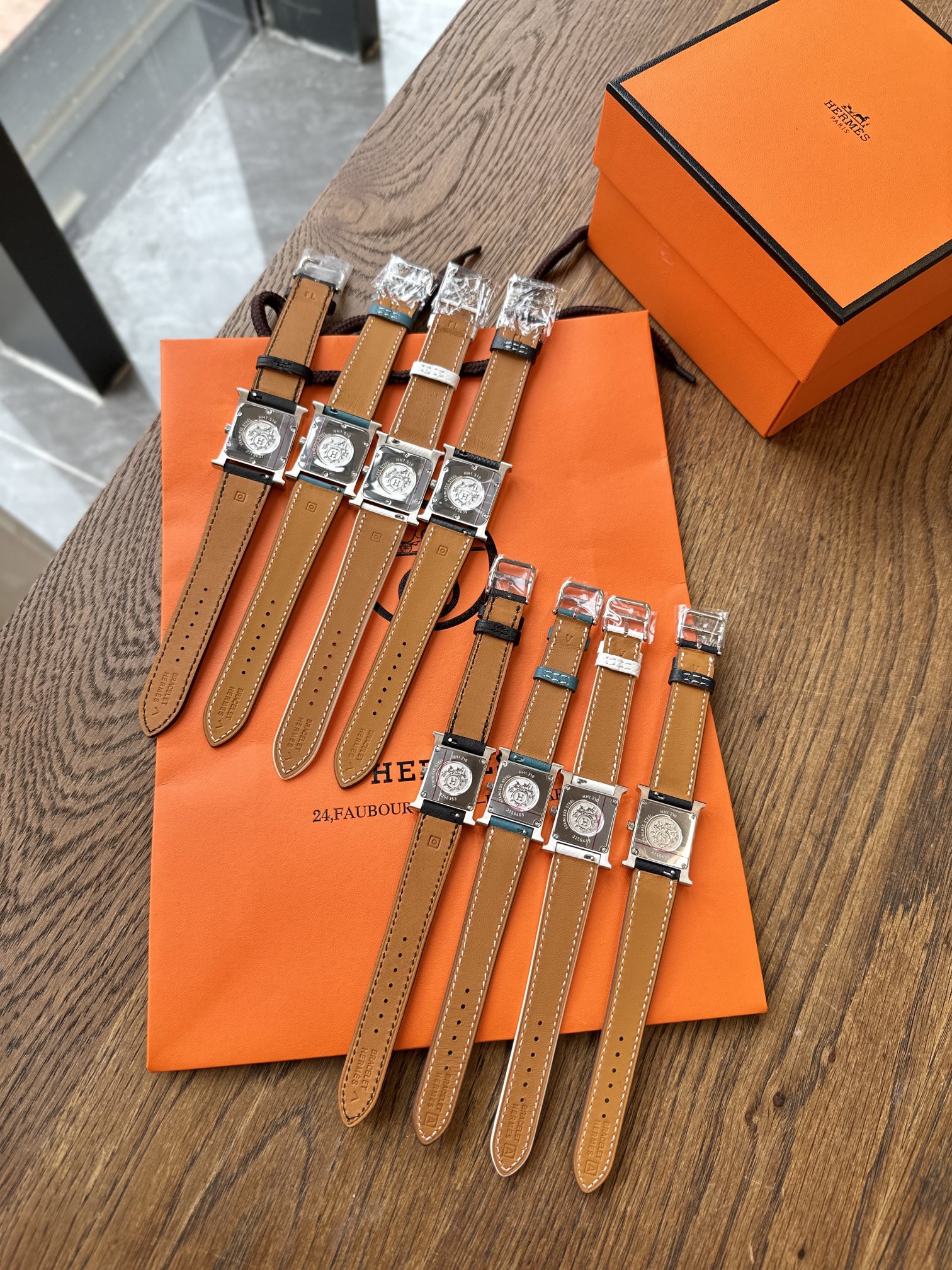 Hermès Little H Enamel Series has not been discounted on the counter for so many years, and it is impossible to simply match the same color. The company channel we tracked also failed to send it to the brand in time due to 😷 reasons. The detention can only cause internal consumption. What we can get is very little. Genuine Swiss original ETA quartz movement 316 stainless steel The large size is 26m×26m, the small size is 21m×21m, and the texture is attractive! Comes with a full set of original packaging, a must-have for giving away for personal use! - Image 3