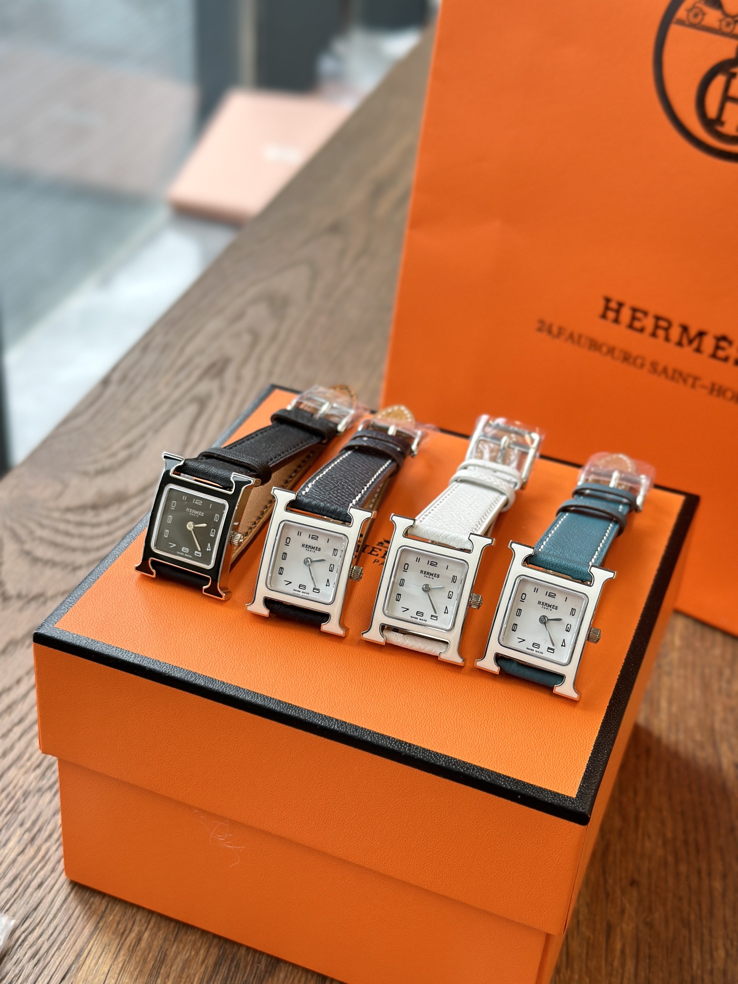 Hermès Little H Enamel Series has not been discounted on the counter for so many years, and it is impossible to simply match the same color. The company channel we tracked also failed to send it to the brand in time due to 😷 reasons. The detention can only cause internal consumption. What we can get is very little. Genuine Swiss original ETA quartz movement 316 stainless steel The large size is 26m×26m, the small size is 21m×21m, and the texture is attractive! Comes with a full set of original packaging, a must-have for giving away for personal use! - Image 4