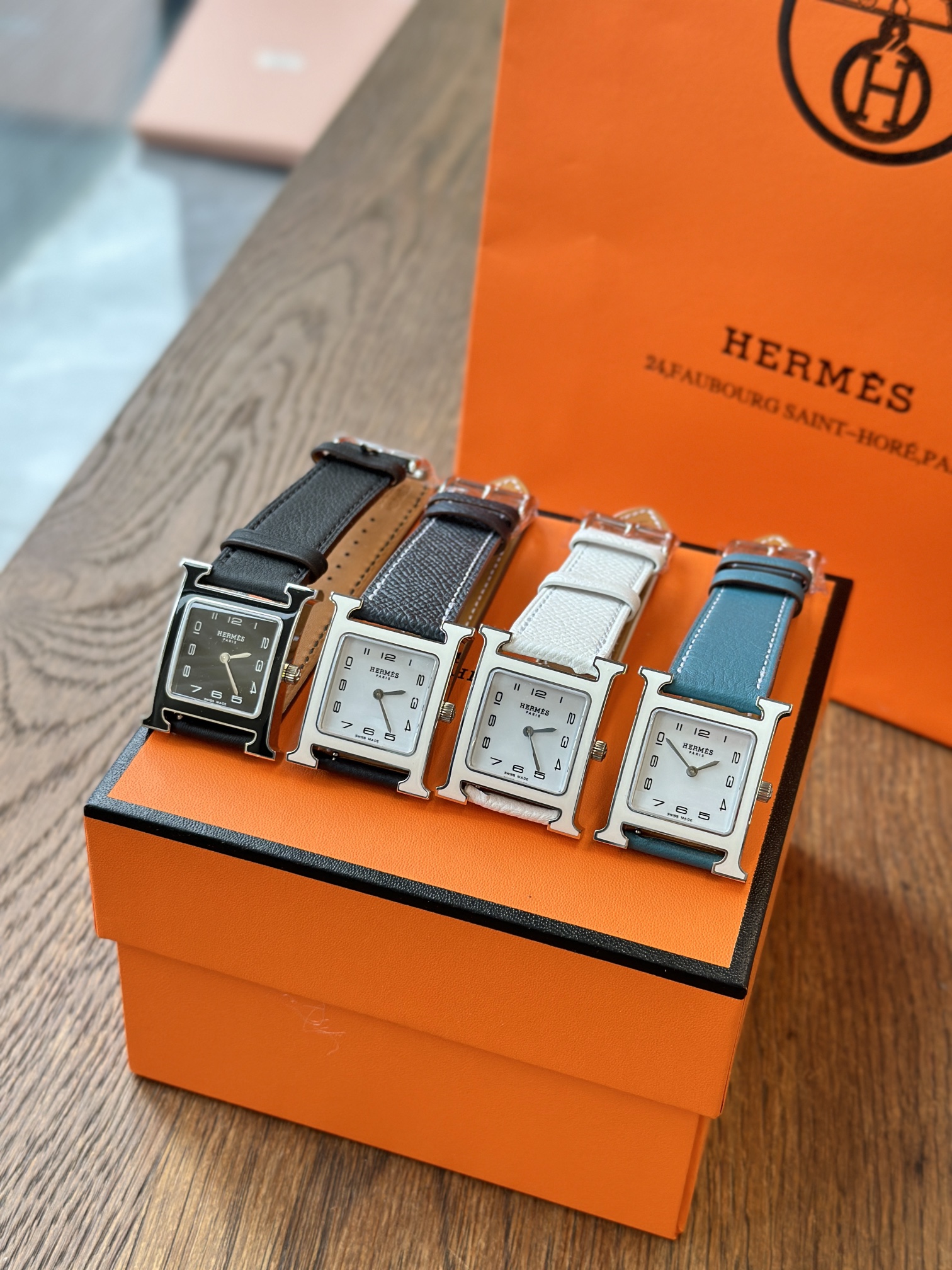 Hermès Little H Enamel Series has not been discounted on the counter for so many years, and it is impossible to simply match the same color. The company channel we tracked also failed to send it to the brand in time due to 😷 reasons. The detention can only cause internal consumption. What we can get is very little. Genuine Swiss original ETA quartz movement 316 stainless steel The large size is 26m×26m, the small size is 21m×21m, and the texture is attractive! Comes with a full set of original packaging, a must-have for giving away for personal use! - Image 5