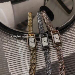 【✅High Quality】Feida✅
💰Aperture 280, Ring 300
Hermès women's NANTUCKET series has a quartz movement, a mirror surface of 17x23mm, a "freely scattered anchor chain" double-row diamond case, digital letters, and a simple snap buckle for easy wearing. The watch looks simple and elegant. Autumn hot style. Take the picture! ! [Celebrate][Celebrate][Celebrate][Celebrate][Celebrate][Gift][Gift]