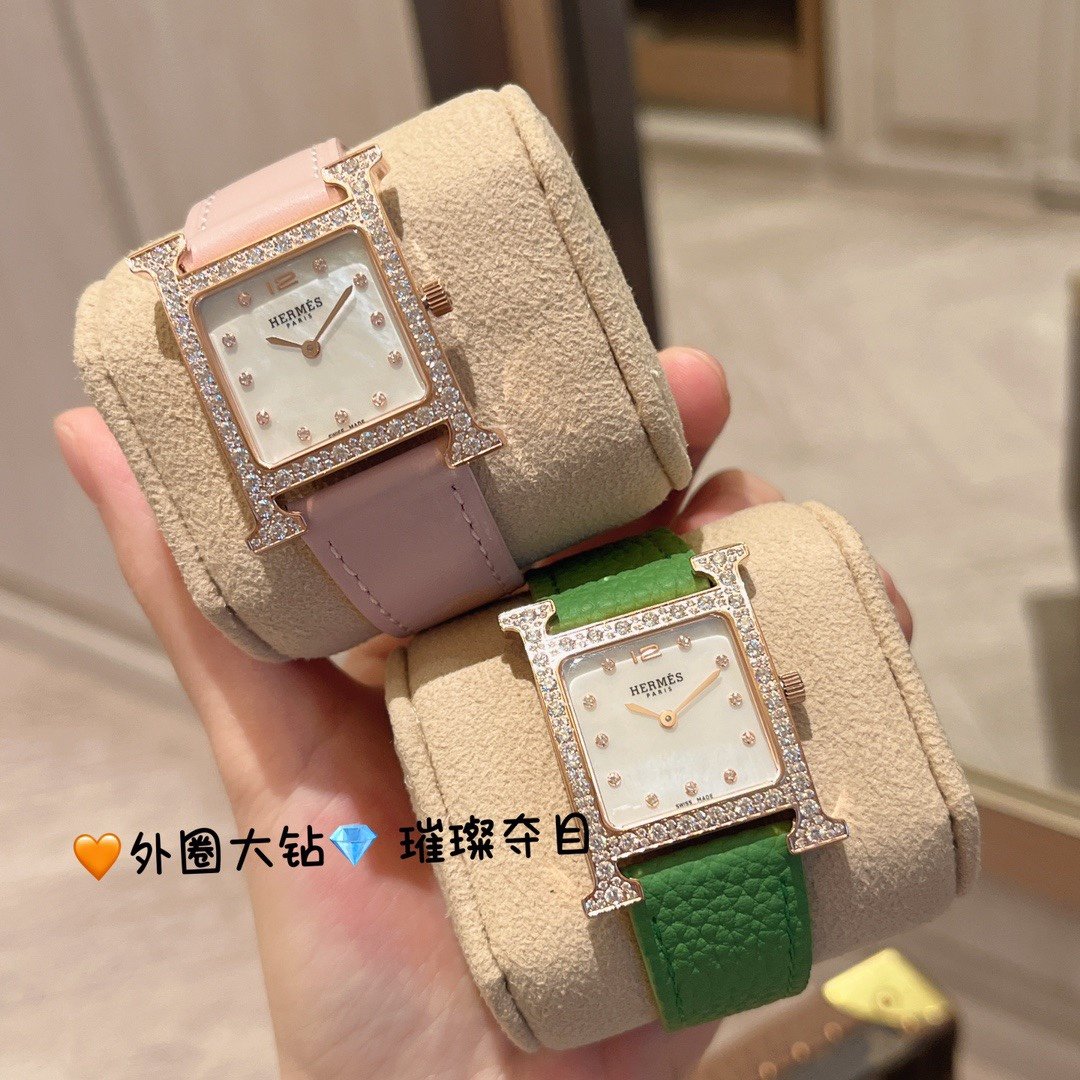 heure h watch new large diamond💎 “feather” diamond
26x26mm white natural mother-of-pearl dial, Swiss quartz movement, can be freely matched with hand-detachable Italian cowhide or American crocodile leather, stainless steel pin buckle, and three-dimensional embossed Hermès exclusive totem on the bottom cover.