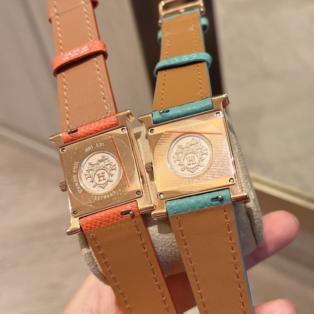 heure h watch new large diamond💎 “feather” diamond
26x26mm white natural mother-of-pearl dial, Swiss quartz movement, can be freely matched with hand-detachable Italian cowhide or American crocodile leather, stainless steel pin buckle, and three-dimensional embossed Hermès exclusive totem on the bottom cover. - Image 5