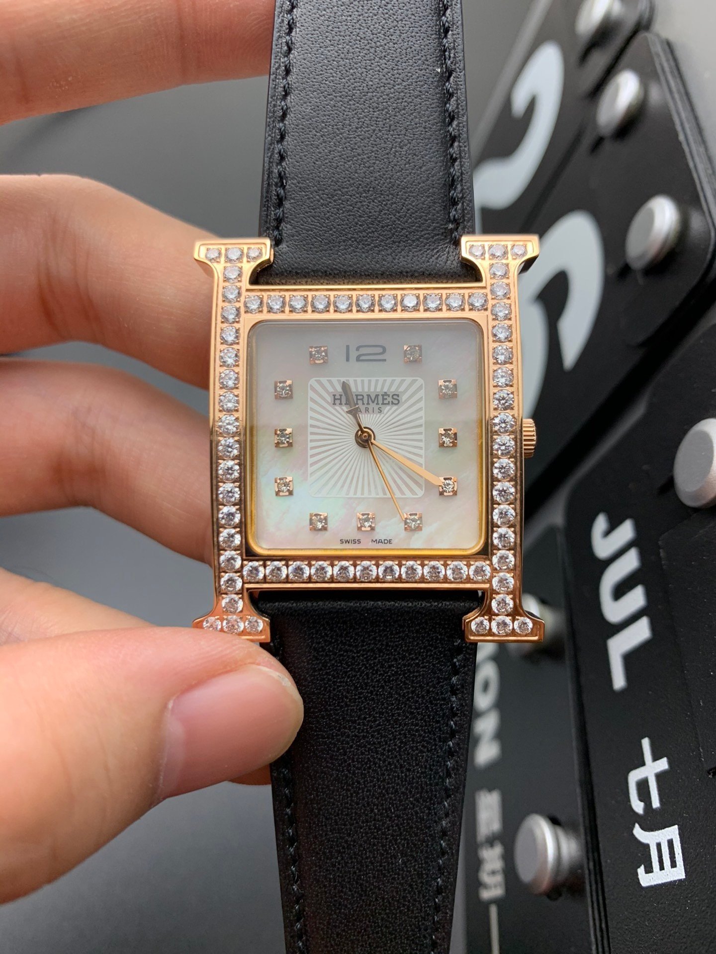 High-end hard goods! The Hermès "HEURE H" series, the most classic H-shaped case, with white natural mother-of-pearl dials, is purely hand-polished. It really has no resistance to this kind of square dial watch. Dial size: 26*26mm, 316 stainless steel case with polished "H" shape, smooth lines, elegant design, highlighting temperament, 100% intellectuality, hand-engraved badge by famous craftsman on the bottom cover, non-market laser engraving, anti-vertigo sapphire mirror, mirror inlay is extremely complex, production scrap rate is extremely high, quartz movement imported from Switzerland , the bezel has 72 1.5 real diamonds (1.03 carat), the center is a light gray transfer sun design, and 11 1.2 real diamonds (0.04 carat), representing a lifetime of ❤️. The original American crocodile leather strap, accessories, movement and craftsmanship took two years of hard work. Professional watch players can appreciate it from the details! What are the differences between the top version and the market product? Why are the prices so different? This problem is very simple. From the cost of finely polished accessories to the movement, omitting any link will save costs that you can't think of. Take the movement as an example, some cost 10-20 yuan, some cost hundreds, and some cost thousands. We all use imported Swiss quartz movements, and most of the imitation watches on the market only have external controls, so from a perspective, choosing a domestic movement is enough to fool people in appearance. This is the invisible place. Down to the little details! Each of our accessories has an accurate number, so the factory code corresponding to the bottom cover is also listed in the table! Besides, the real diamonds we use are not fake! The Hermès series of watches was first born in 1837. Hermès has always been characterized by exquisite craftsmanship and aristocratic design style. Its design concept follows conservative nobility from the overall to the details. Whisper: I love you every minute and every second.