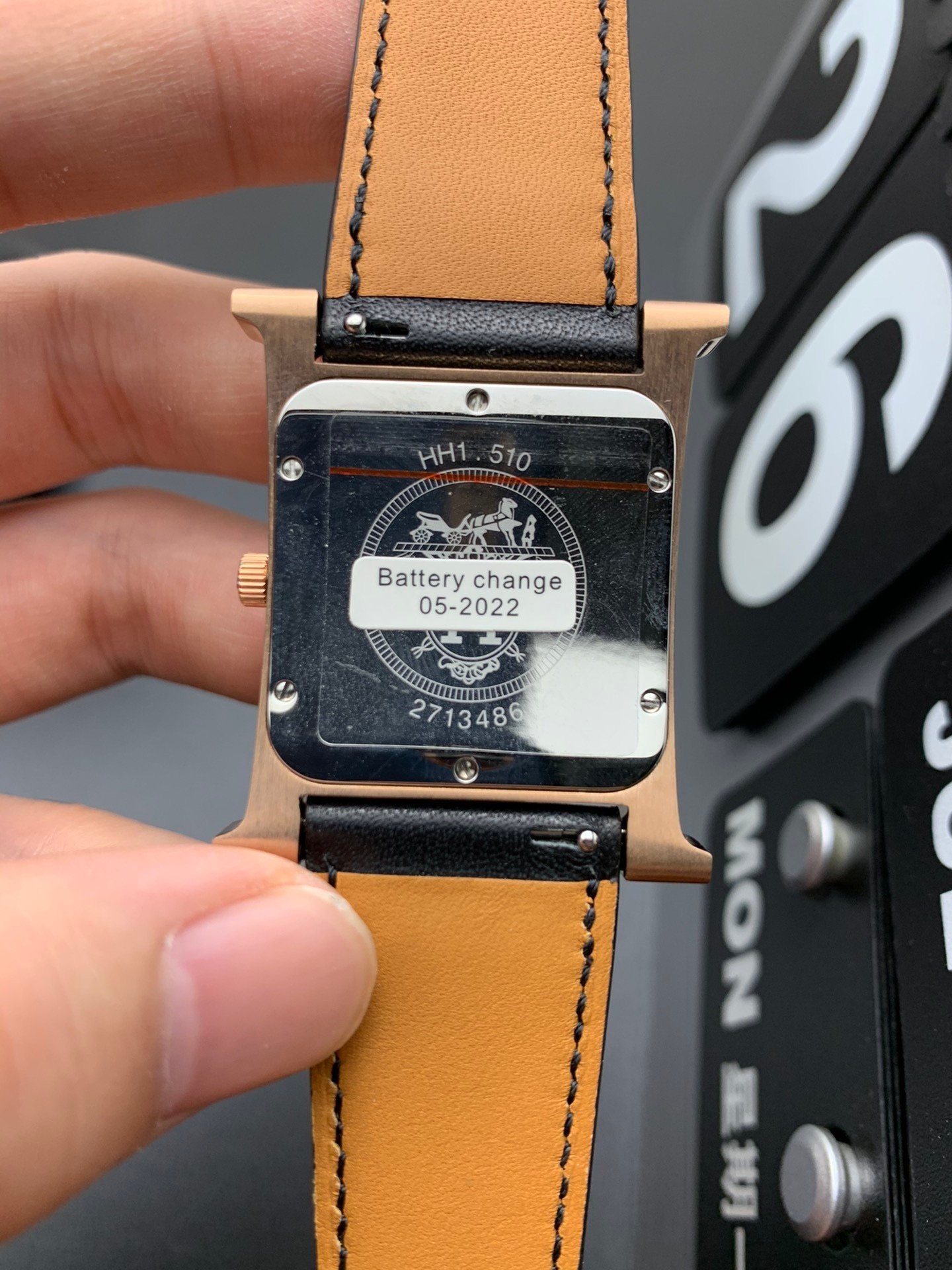 High-end hard goods! The Hermès "HEURE H" series, the most classic H-shaped case, with white natural mother-of-pearl dials, is purely hand-polished. It really has no resistance to this kind of square dial watch. Dial size: 26*26mm, 316 stainless steel case with polished "H" shape, smooth lines, elegant design, highlighting temperament, 100% intellectuality, hand-engraved badge by famous craftsman on the bottom cover, non-market laser engraving, anti-vertigo sapphire mirror, mirror inlay is extremely complex, production scrap rate is extremely high, quartz movement imported from Switzerland , the bezel has 72 1.5 real diamonds (1.03 carat), the center is a light gray transfer sun design, and 11 1.2 real diamonds (0.04 carat), representing a lifetime of ❤️. The original American crocodile leather strap, accessories, movement and craftsmanship took two years of hard work. Professional watch players can appreciate it from the details! What are the differences between the top version and the market product? Why are the prices so different? This problem is very simple. From the cost of finely polished accessories to the movement, omitting any link will save costs that you can't think of. Take the movement as an example, some cost 10-20 yuan, some cost hundreds, and some cost thousands. We all use imported Swiss quartz movements, and most of the imitation watches on the market only have external controls, so from a perspective, choosing a domestic movement is enough to fool people in appearance. This is the invisible place. Down to the little details! Each of our accessories has an accurate number, so the factory code corresponding to the bottom cover is also listed in the table! Besides, the real diamonds we use are not fake! The Hermès series of watches was first born in 1837. Hermès has always been characterized by exquisite craftsmanship and aristocratic design style. Its design concept follows conservative nobility from the overall to the details. Whisper: I love you every minute and every second. - Image 5