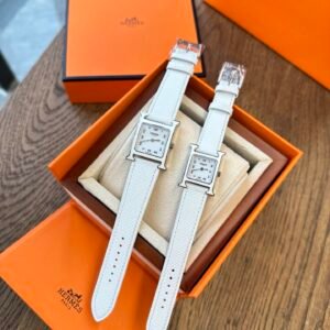 Milkshake White--Hermès is equipped with the original Swiss ETA901.001 quartz movement, and the case is made of imported high-end painted ceramics
Equipped with a complete set of packaging, the Hermès enamel series has not been discounted on the counter for so many years, and it is impossible to simply match the same color. The company channel we tracked also failed to send it to the brand in time due to 😷 reasons. The detention can only be internal consumption. What we can get is very little. The real Swiss original ETA quartz movement 316 stainless steel, the size is 26m×26m, the small size is 21m×21m, and the texture is attractive! Comes with a full set of original packaging, a must-have for giving away for personal use!