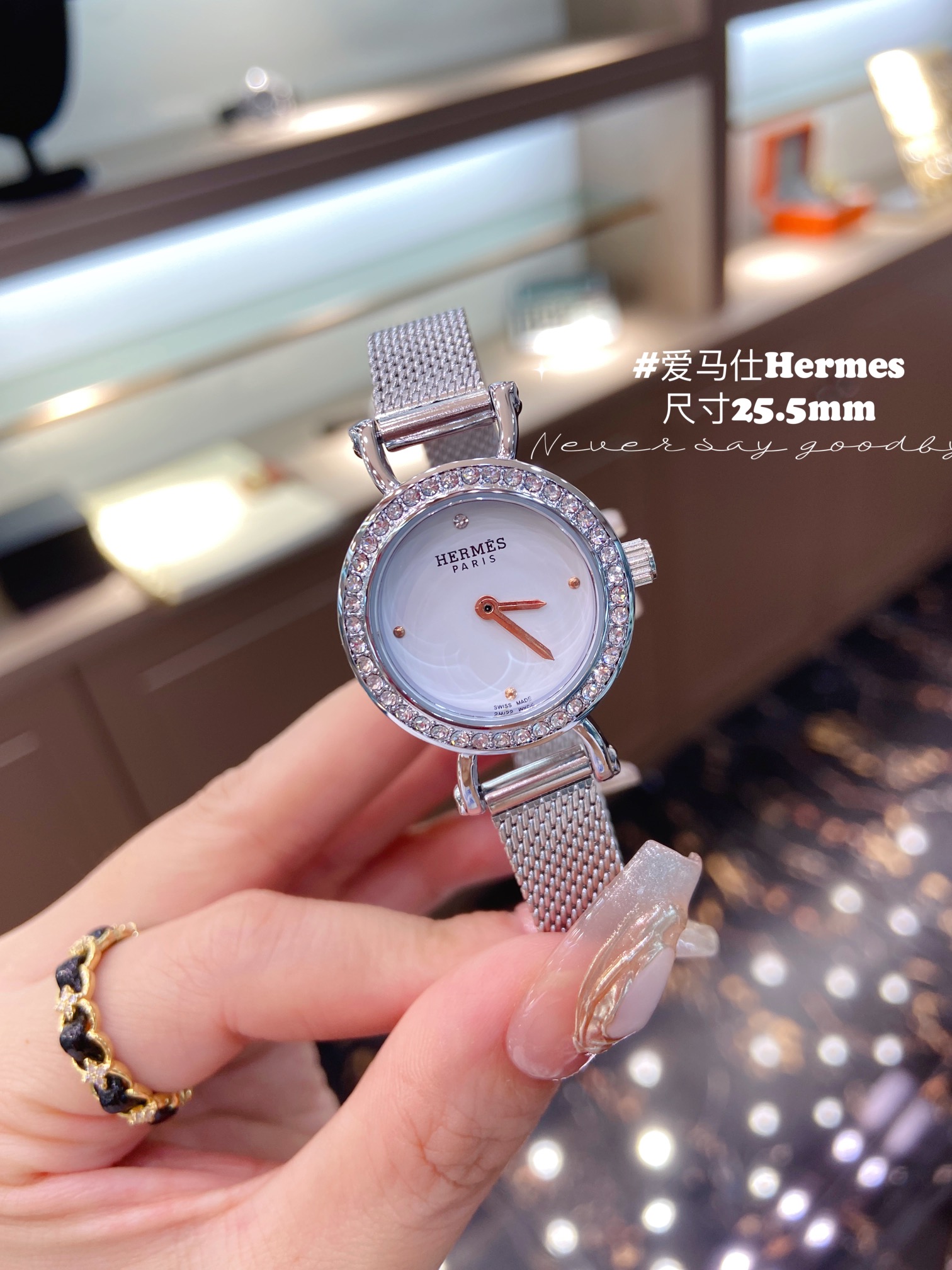 HERMES PARIS
Luxurious watches, leading style, transcending the times, design and exquisite craftsmanship, are favored by fashionable and noble people from all walks of life. This watch adopts a bead-style strap, showing its soft and elegant charm, and has become a model of Hermès! Mini watch, imported quartz movement. Solid steel with butterfly clasp and bracelet. The bezel is set with a ring of white synthetic spinel. Silver-plated dial, sword-shaped hands! Size 25.5mm