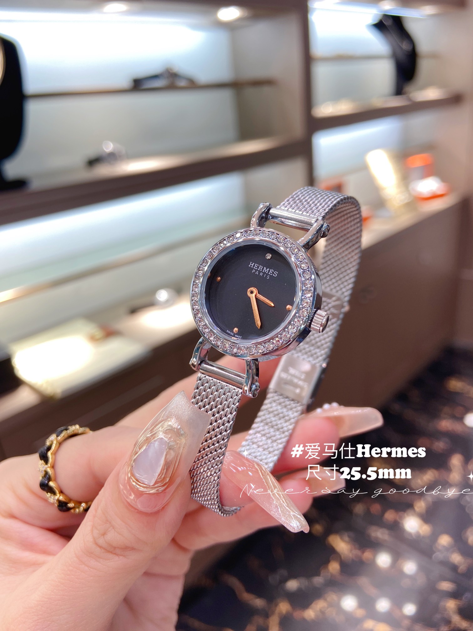 HERMES PARIS
Luxurious watches, leading style, transcending the times, design and exquisite craftsmanship, are favored by fashionable and noble people from all walks of life. This watch adopts a bead-style strap, showing its soft and elegant charm, and has become a model of Hermès! Mini watch, imported quartz movement. Solid steel with butterfly clasp and bracelet. The bezel is set with a ring of white synthetic spinel. Silver-plated dial, sword-shaped hands! Size 25.5mm - Image 2