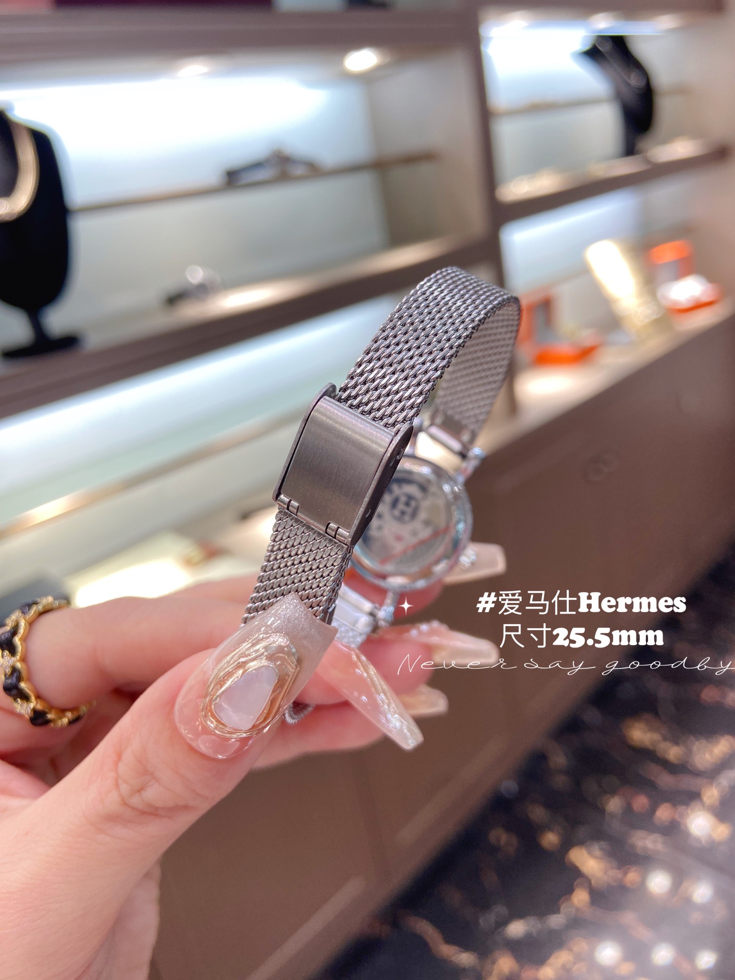 HERMES PARIS
Luxurious watches, leading style, transcending the times, design and exquisite craftsmanship, are favored by fashionable and noble people from all walks of life. This watch adopts a bead-style strap, showing its soft and elegant charm, and has become a model of Hermès! Mini watch, imported quartz movement. Solid steel with butterfly clasp and bracelet. The bezel is set with a ring of white synthetic spinel. Silver-plated dial, sword-shaped hands! Size 25.5mm - Image 5