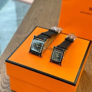 graphite black
Barenia calfskin strap, soft, delicate and shiny; white pad-printed Arabic numerals and rhodium-plated hands, anti-glare sapphire crystal