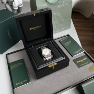 Batch box supports direct mail from Hong Kong and the United States
New version of Audemars Piguet 41mm "8 colors available"
50th Anniversary 15510 Series Highest Edition
The only version on the market that is universally interchangeable with the original accessories, the "large grid" decorative pattern on the dial is paired with white gold three-dimensional luminous hour markers and new upgraded Royal Oak hands. The strap has also been redesigned, with the first four links changed from a parallelogram to a trapezoid. The width of the strap gradually decreases, and all links are thinner and lighter when worn on the hand! The movement is equipped with the original consistent integrated movement. CALIBRE4302 is a true card-free integrated movement. You can tell whether the balance wheel direction of the movement is consistent with the original one. Many of the movements boasted in the market are fake deck movements. Everyone knows that, you get what you pay for! The design of the strap head connecting the watch head is consistent with the original one. The switch texture of the buckle and the engraving process of each part are consistent with the original one. There is no color difference between the workmanship and color of the lettering and the original one. The bottom cover is made of brushed and polished stainless steel. The sapphire mirror is transparent and clear. Through the glass bottom cover, you can have a clear view of the movement of the movement. The beauty of the oscillating weight is presented through the hollowing technique! The anniversary logo and the Audemars Piguet logo are engraved, and are alternately treated with satin polishing and bright polishing like the case! Moreover, the bottom cover of the watch is further integrated into the case, making it comfortable to wear and more suitable for the curvature of the wrist. The case and strap are made of original imported stainless steel. The hard and wear-resistant case and strap are delicately brushed and not sharp. The craftsmanship perfectly interprets the meticulous details of the original!